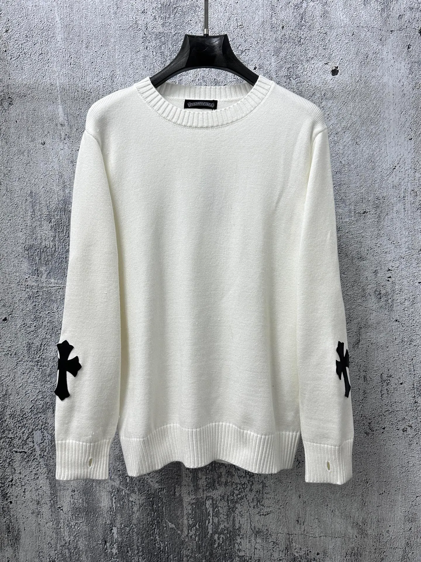 ￼ ￼ P250 [Chrome Hearts] Chrome Hearts' new cross-knitted jacquard appliqué crew neck sweater. Contains 20% wool. The item is made of custom-dyed and custom-spun yarn, purchased from the original version. A full set of customized accessories. Details determine success or failure. A new model for autumn and winter. It is soft and delicate and does not tie the body. The upper body effect is very nice. Loose fit. Same style for men and women. Color: White Black Size: S-L